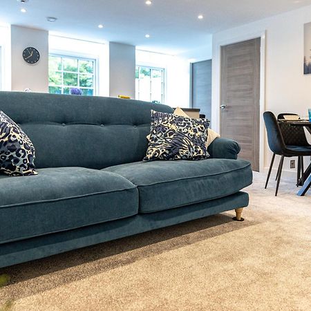 Апартаменты Stylish & Contemporary 2-Bed Townhouse - Parking - Wi-Fi - Netflix Вёксоп Экстерьер фото