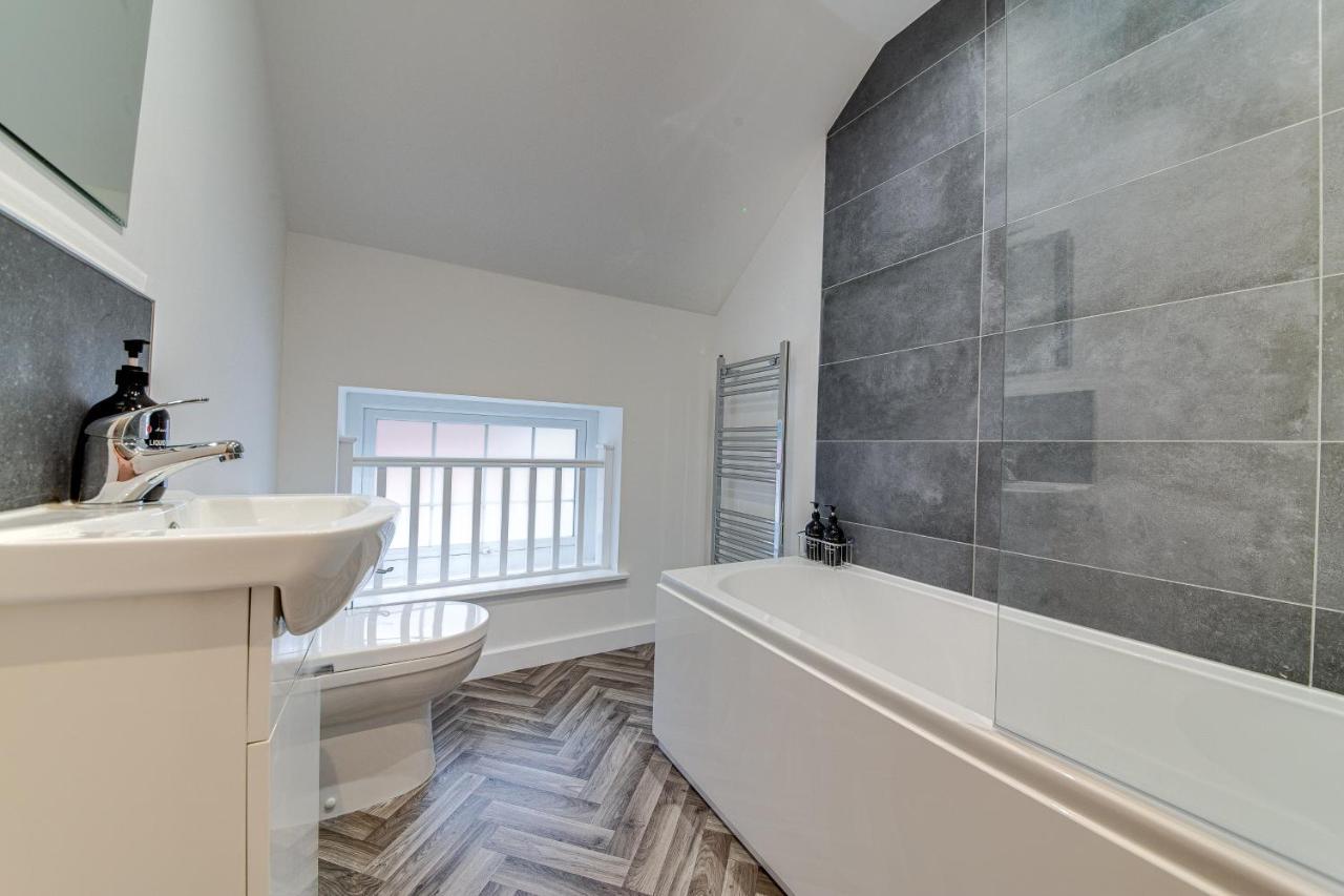 Апартаменты Stylish & Contemporary 2-Bed Townhouse - Parking - Wi-Fi - Netflix Вёксоп Экстерьер фото