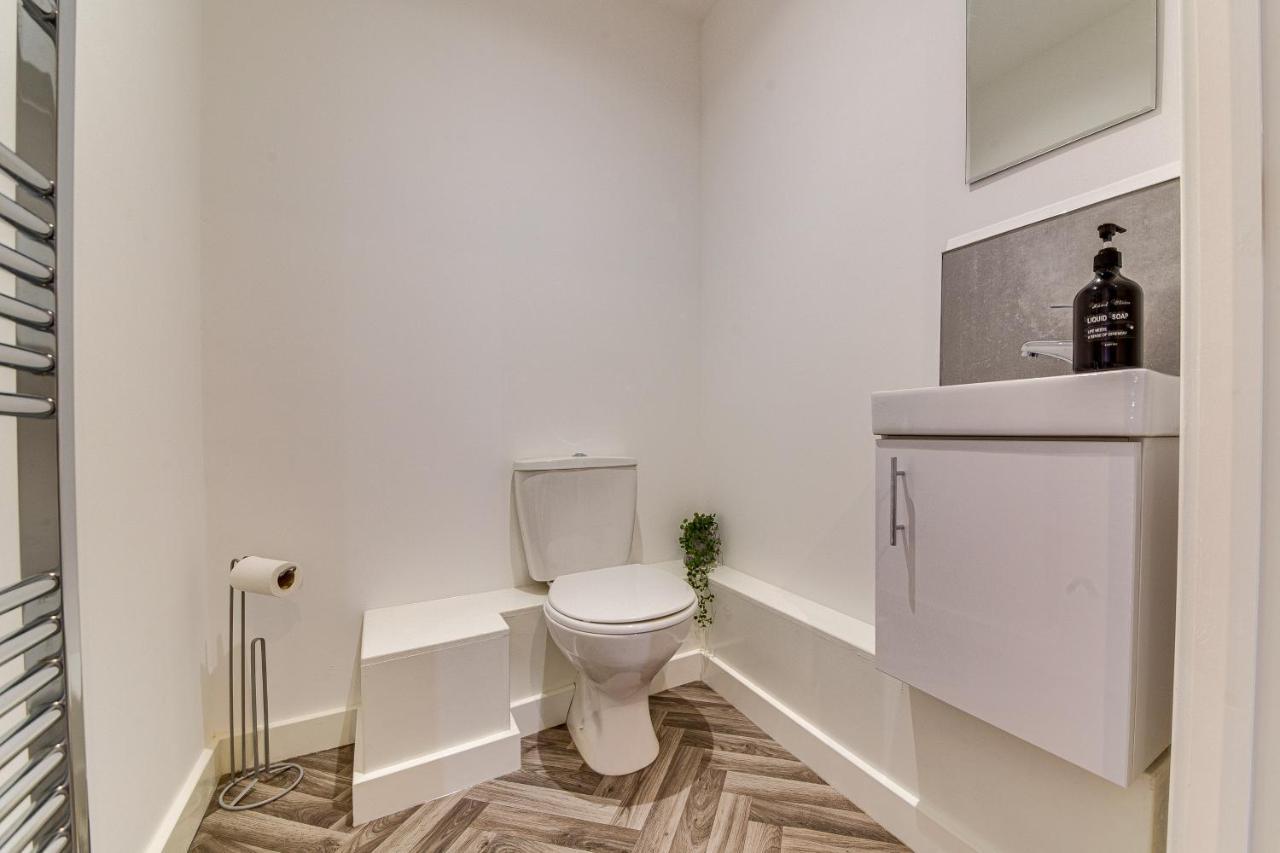 Апартаменты Stylish & Contemporary 2-Bed Townhouse - Parking - Wi-Fi - Netflix Вёксоп Экстерьер фото