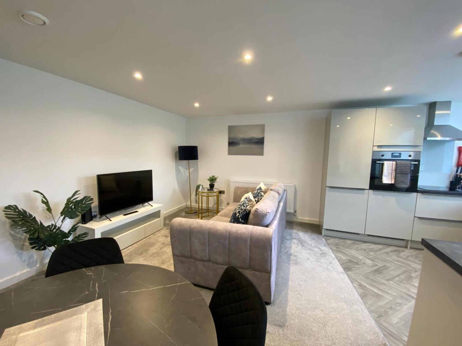 Апартаменты Stylish & Contemporary 2-Bed Townhouse - Parking - Wi-Fi - Netflix Вёксоп Экстерьер фото