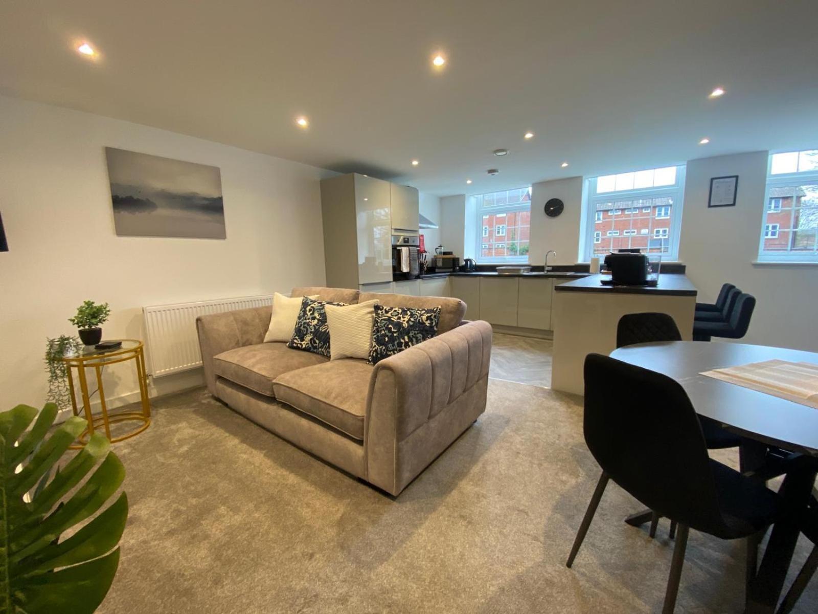Апартаменты Stylish & Contemporary 2-Bed Townhouse - Parking - Wi-Fi - Netflix Вёксоп Экстерьер фото