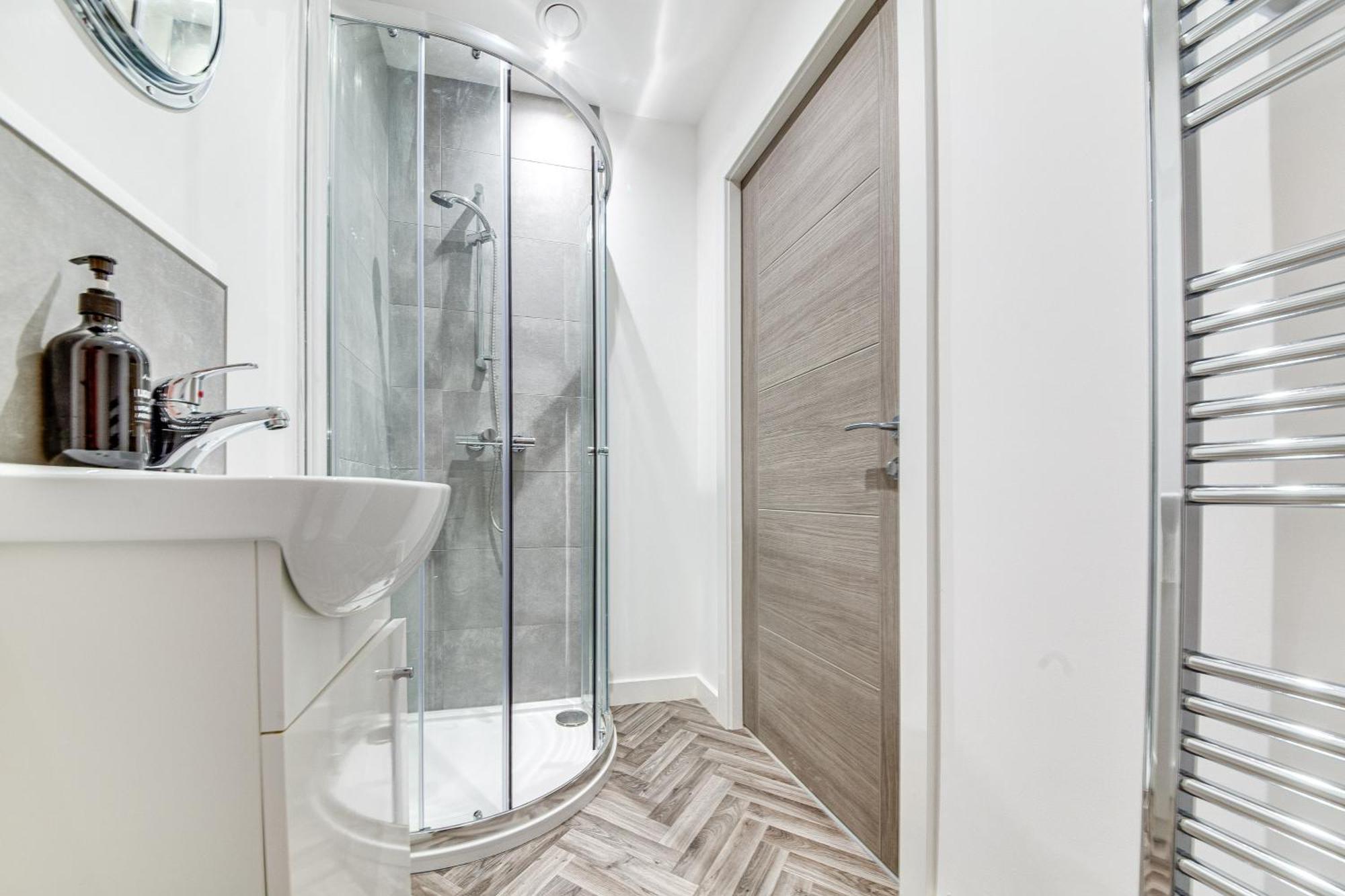 Апартаменты Stylish & Contemporary 2-Bed Townhouse - Parking - Wi-Fi - Netflix Вёксоп Экстерьер фото