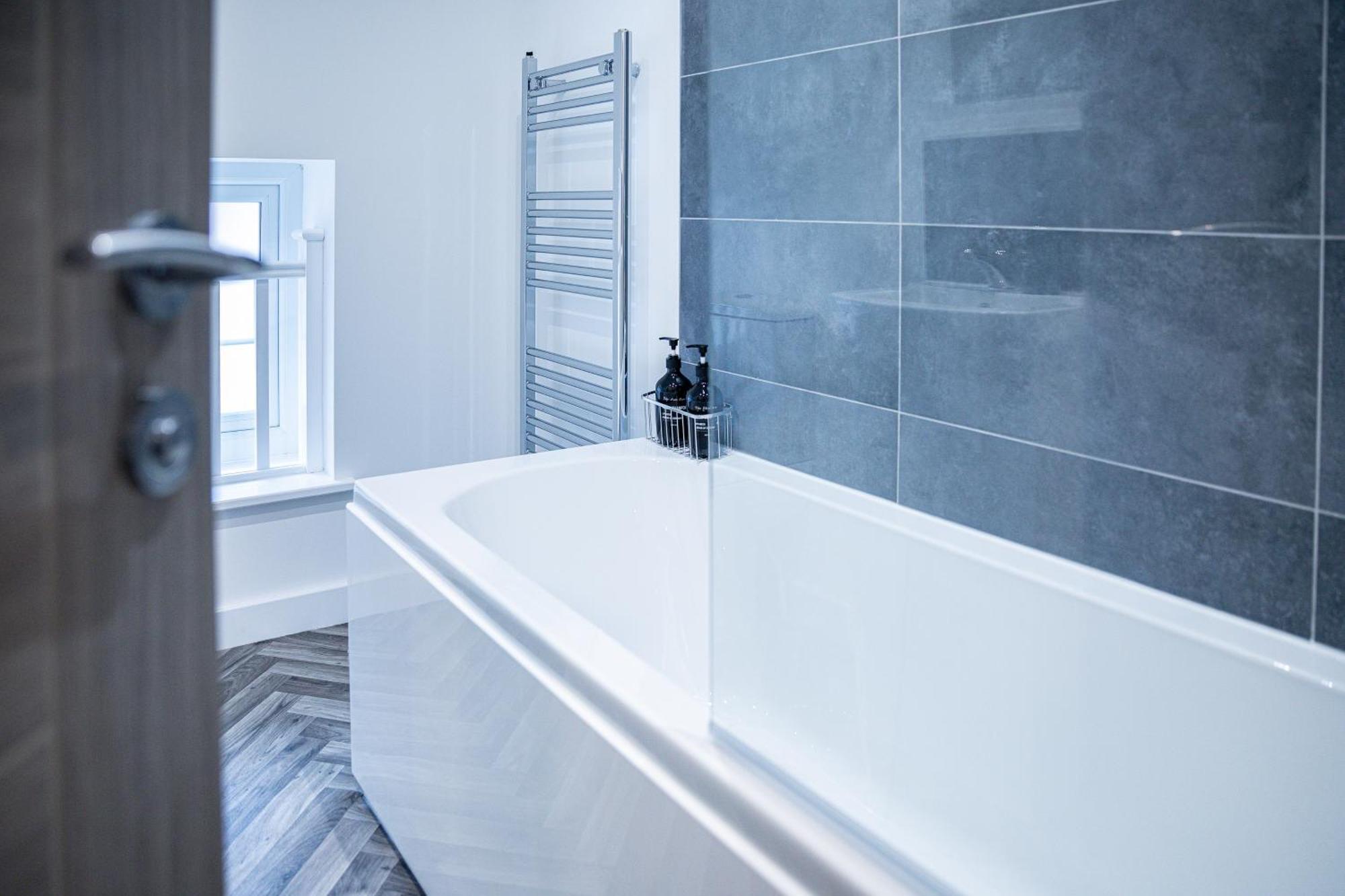 Апартаменты Stylish & Contemporary 2-Bed Townhouse - Parking - Wi-Fi - Netflix Вёксоп Экстерьер фото